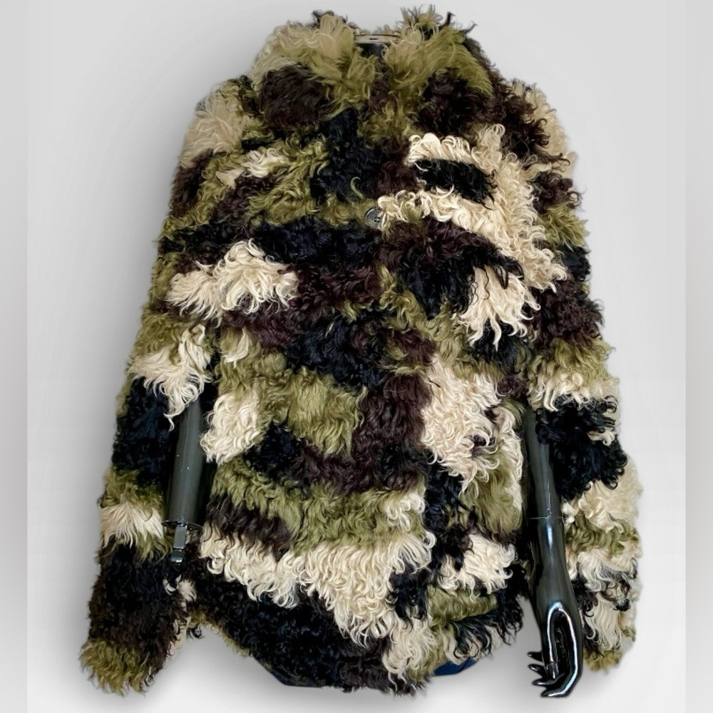 Miu Miu Fall Winter 2019 runway sheepskin shearling fur cape in camo green sz 38 - Picture 2 of 16